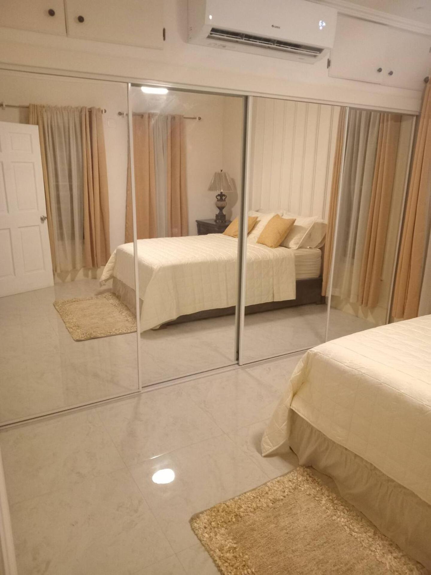 Virginias Place The Valley 外观 照片
